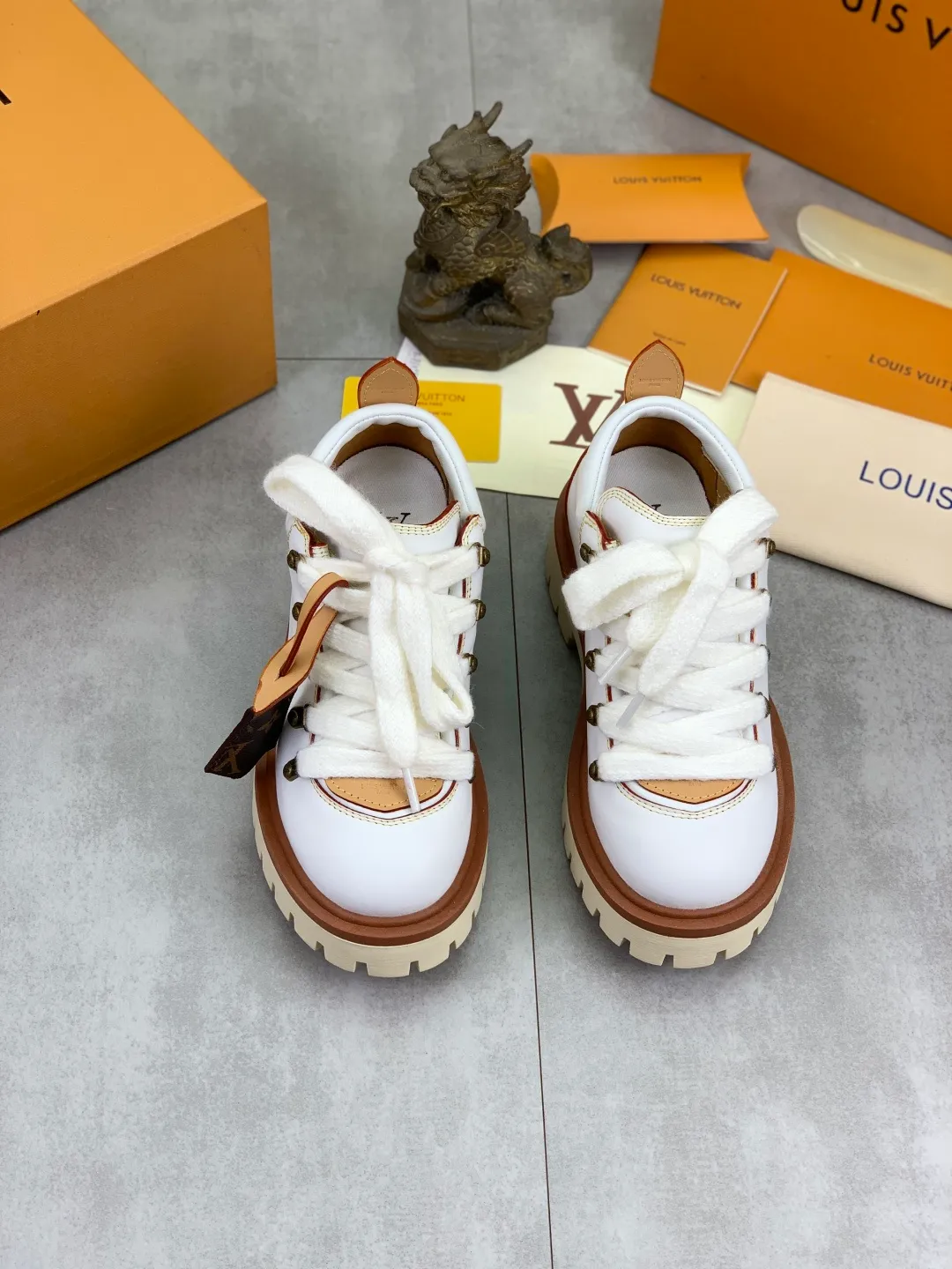 Men's shoes 💰P680 new LV | Louis Vuitton 🧡💚2025 autumn and winter new models, top version ⚠️ The counter features the latest LV REMIX lace-up mountaineering derby shoes, new hard goods 🆕 ❥BS purchasing level! Full of high-end feel! A popular model among bloggers at home and abroad, it’s retro and fashionable, and looks stunning on your feet! Mainly recommended models on the official website★ ━━━━━ ЅᏇєєt ━━━━━ ▪️Upper: top-grade first-layer cowhide ▪️Lining: imported sheepskin ▪️Outsole: original open-molded TPU non-slip outsole ▪️Sole height: 3.5cm ▪️Shoe size: Women 35-41 (41 customization is not returnable) Male 39-45 (46 customized, non-refundable)